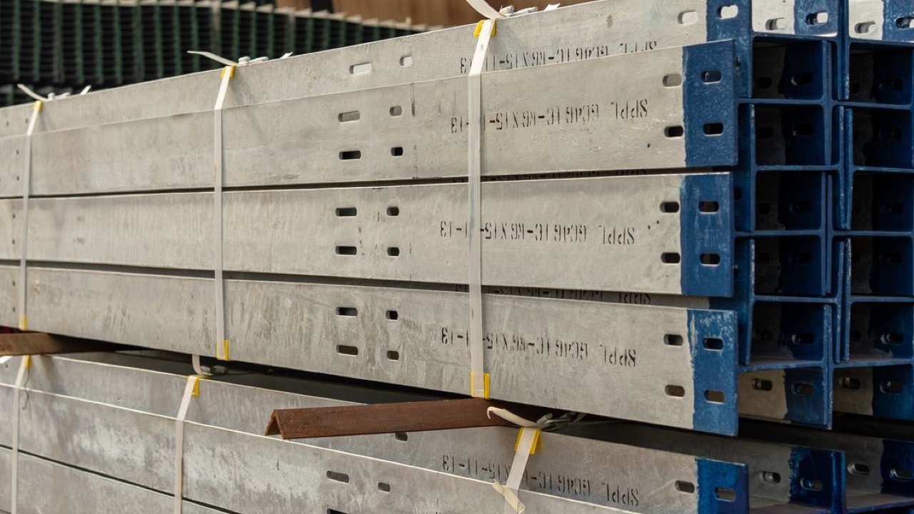 What Separates a Reliable HSS Supplier from One That Ships Compliant Paper and Problem Steel